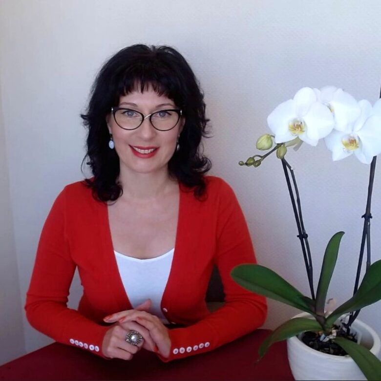 sertificēts astrologs riga tarologs riga astrologiska prognoze horoskops zīlēšana riga zīlniece zilesanas seanss davanu karte davana vinai izlikt kārtis taro Karina Arsenjana Karinataroastroriga zilesana online torologe astrologa konsultacija riga taro prognoze 2024 astrologiska karte taro riga zilesana riga atsauksmes zilesana ar kartim zīlniece